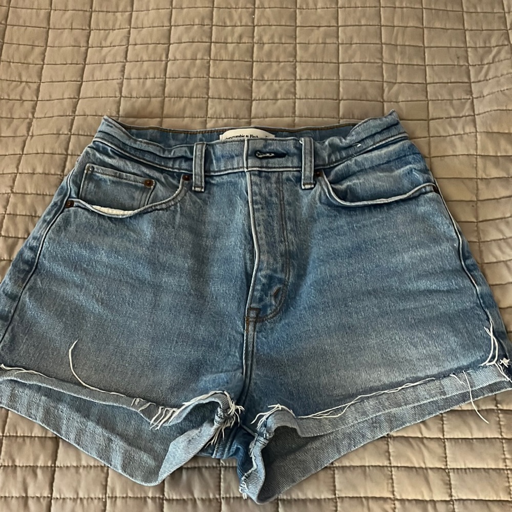 A&F curve love high rise mom short